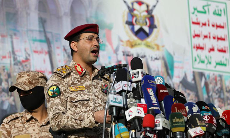 الحوثيون يهددون باستهداف السفن الأمريكية إذا شاركت واشنطن في هجمات على إيران